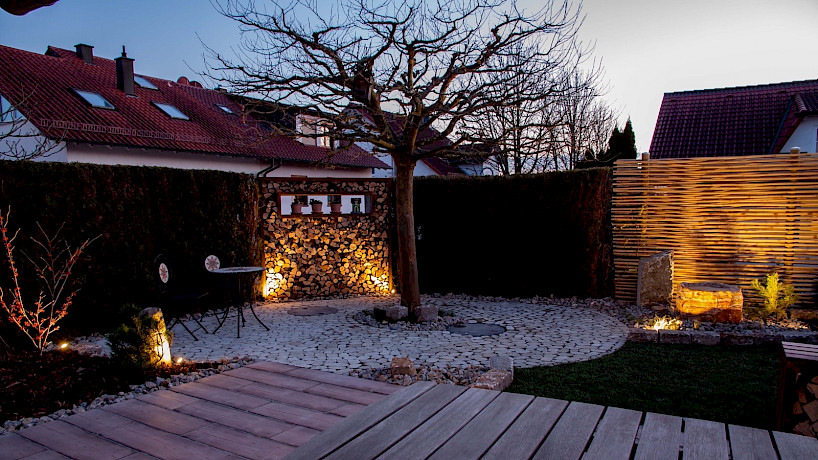 Kiesterrasse mit Baum bei Dämmerung