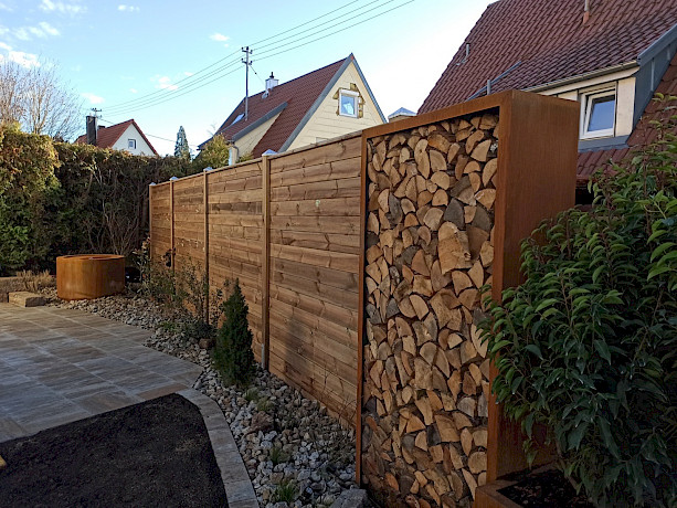 Holztrennwand mit Holzscheitlagerung