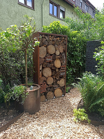 Holzscheilagerung als Regal