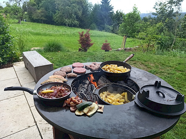 Grillstelle mit runder Ablage