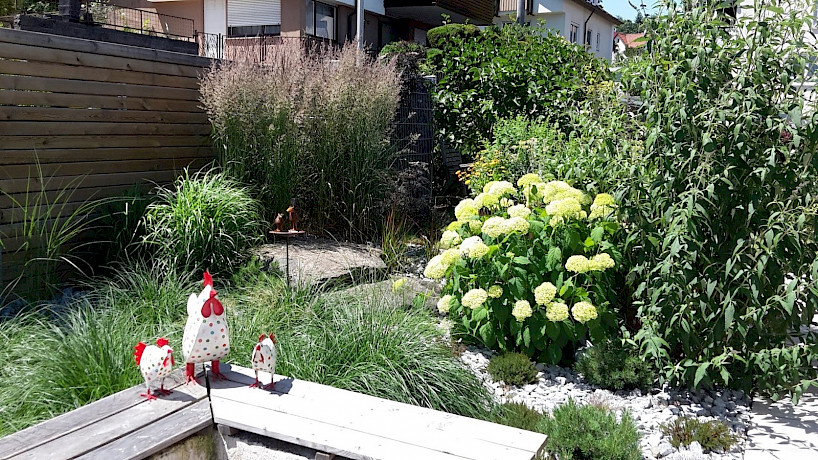 Bank mit Osterdekoration und blühenden gelben Blumen im Hintergrund
