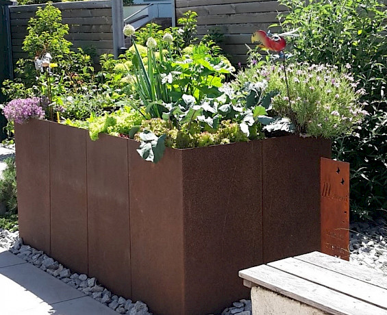 Rostbraun metallischer Blumenkaster