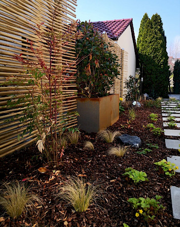 Blumenbeet mit integriertem Steinweg und Bambustrennwand