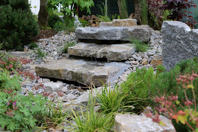 Aufstieg mit großen Schiefersteinplatten