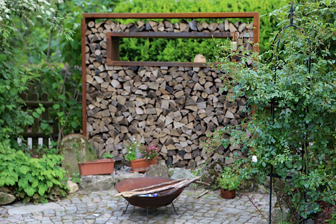 Feuerstelle mit Holzscheitlagerung